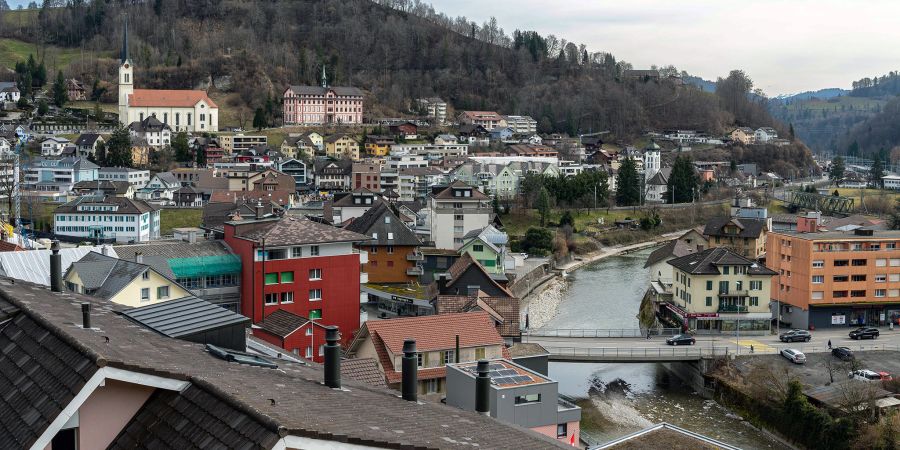 Blick in Richtung Osten auf Wolhusen mit der katholischen Kirche, dem Josefshaus hinten links und rechts der Emme.