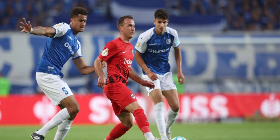 Der Frankfurter Mario Götze (M) spielt gegen die Magdeburger Jamie Lawrence (l) und Daniel Elfadli.