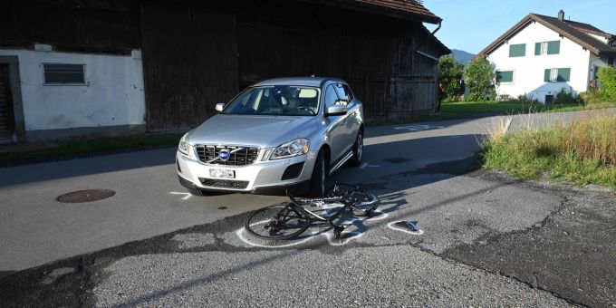 Rapperswil-Jona: Zusammenprall zwischen Auto und Velo Rapperswil-Jona: Zusammenprall zwischen Auto und Velo
