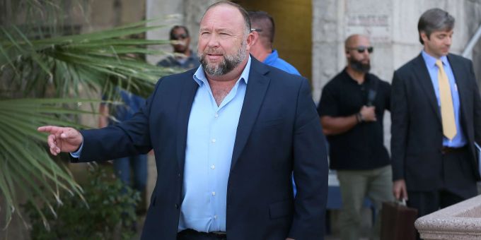 Washington - Mehr als 49 Millionen Dollar Strafe für Alex Jones