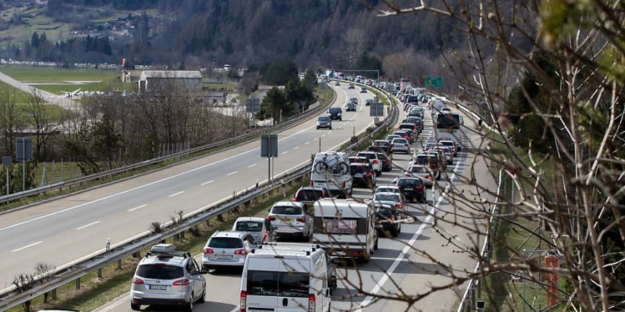 Verkehr staute sich am Sonntag vor allem vor dem Gotthard-Tunnel Richtung Norden. (Archivbild)