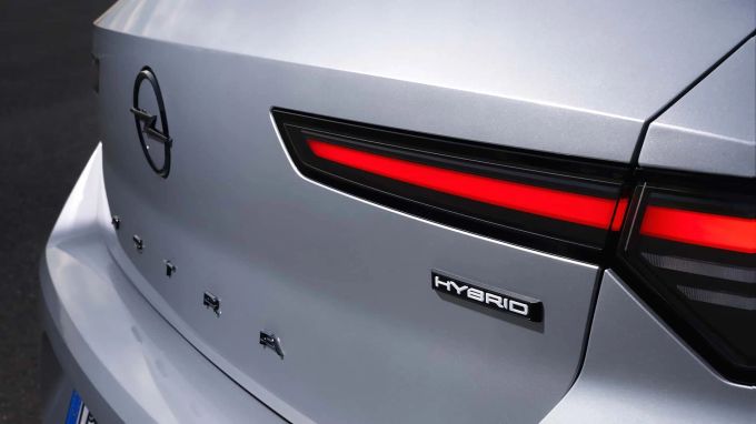 Nur das Hybrid-Signet verrät den 29 PS und 55 Nm starken Elektromotor im Astra 2024 Opel Astra Hybrid