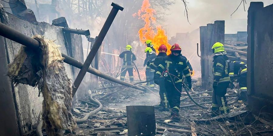 Ukrainische Rettungskräfte in Odessa nach einem russischen Angriff. (Archiv)