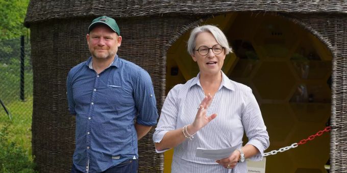 Direktorin Anna Baumann (r.) begrüsst zusammen mit Daniel Buersch die Gäste auf dem Insektenpfad. Insektenpfad Tierpark Goldau