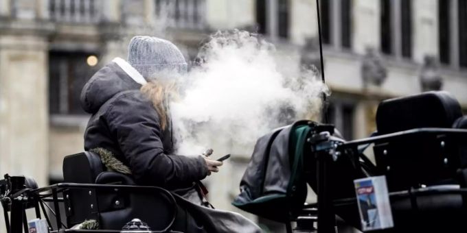 Frau mit E-Zigarette in Brüssel Frau mit E-Zigarette in Brüssel