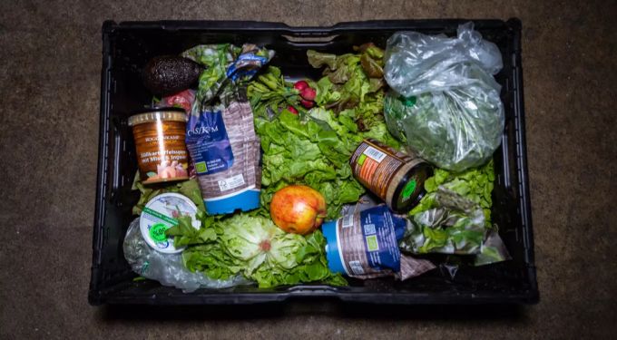 Entsorgte Lebensmittel haben einen schlechten Einfluss auf die Umwelt. Also lieber spenden als entsorgen. Entsorgte Lebensmittel