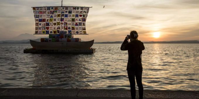 Eine Frau fotografiert das «Ship of Tolerance» auf dem Zugersee. Zugersee