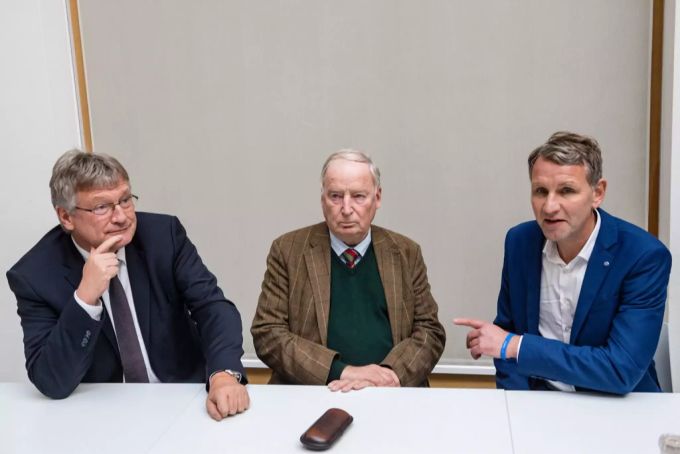 Alexander Gauland, Ehrenvorsitzender der AfD. sitzt zwischen Jörg Meuthen (l.) und Björn Höcke (r.). AfD Meuthen Höcke