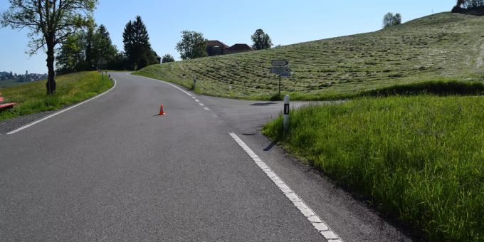 Kollision zwischen Mofa und Auto.