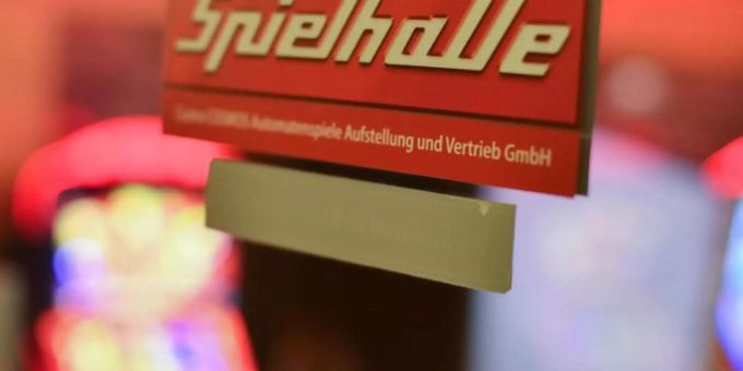 Ein Aufkleber mit der Aufschrift «Spielhalle» hängt an einer Glastür einer Spielothek. Foto: Arne Dedert/dpa Ein Aufkleber mit der Aufschrift «Spielhalle» hängt an einer Glastür einer Spielothek. Foto: Arne Dedert/dpa
