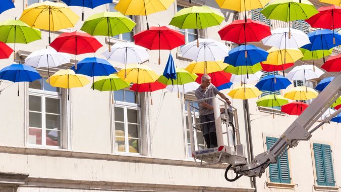Regenschirme über der Oltner Kirchgasse