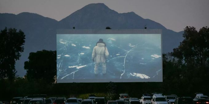Ein Autokino an einem Sommerabend. Coronavirus - USA