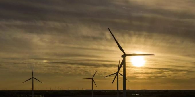 Windräder am Abend bei Werneuchen. Den Verbrauchern in Deutschland droht im kommenden Jahr ein kräftiger Anstieg ihrer Stromkosten. Foto: Paul Zinken/dpa-Zentralbild/dpa Windräder am Abend bei Werneuchen. Den Verbrauchern in Deutschland droht im kommenden Jahr ein kräftiger Anstieg ihrer Stromkosten. Foto: Paul Zinken/dpa-Zentralbild/dpa