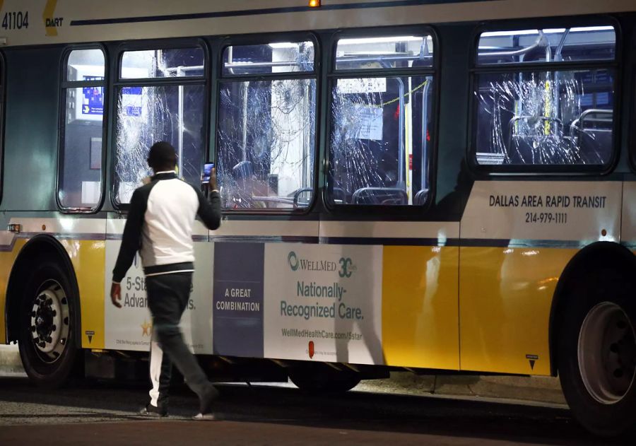 Auch Busse wurden zerstört.