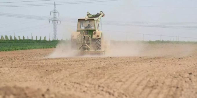 Trecker auf einem trockenen Feld Trecker auf einem trockenen Feld