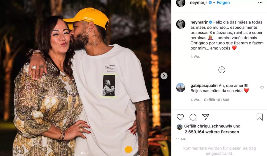 Der Brasilianer herzt seine Mutter auf Instagram.