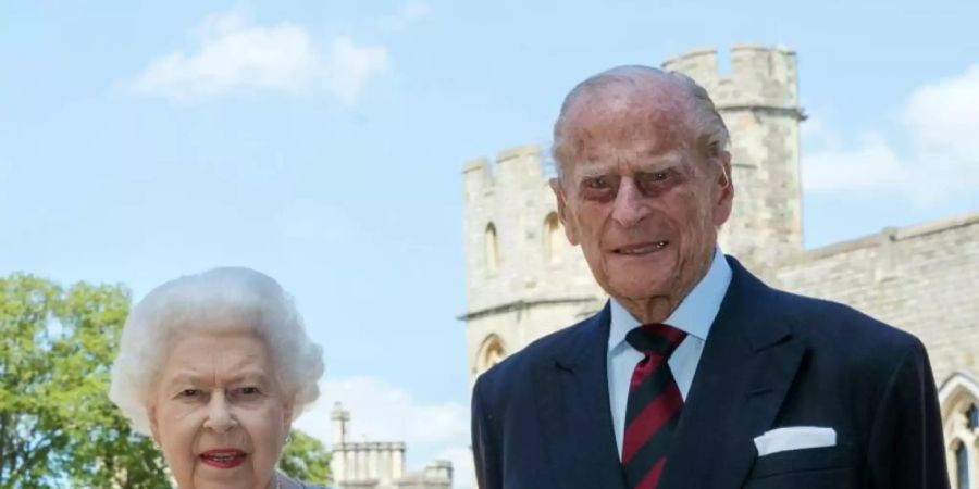 Königin Elizabeth II. und Prinz Philip vor Schloss Windsor. Foto: Steve Parsons/PA Media/dpa