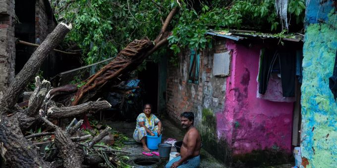 Ein Mann und eine Frau sitzen am 21. Mai in Kolkata vor einem Gebäude, auf das zuvor durch die heftigen Winde des Zyklons ein Baum gefallen ist. Wirbelsturm «Amphan» - Indien