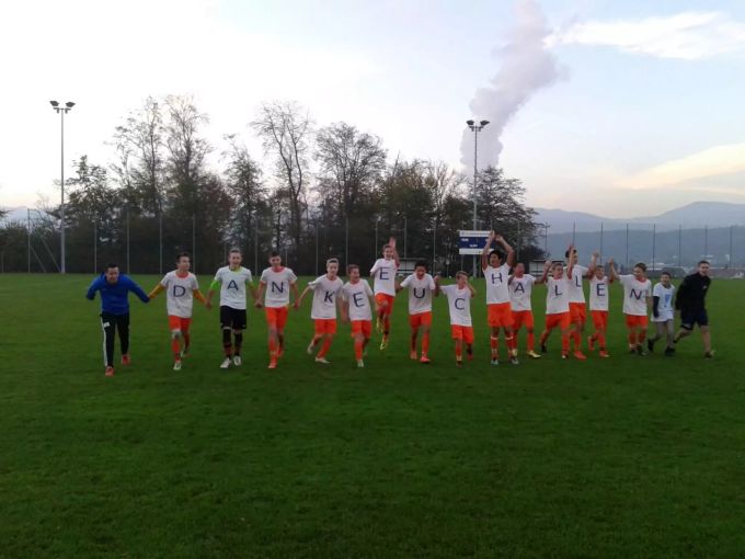 Die Junioren bedanken sich nach dem Spiel für den Support. Däniken Gretzenbach Fussball