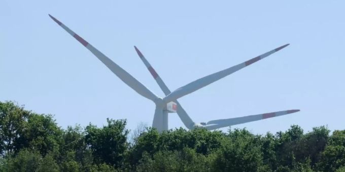 Windräder ragen hinter einem Wäldchen in Rheinland-Pfalz hervor. Foto: Roland Holschneider/dpa Windräder ragen hinter einem Wäldchen in Rheinland-Pfalz hervor. Foto: Roland Holschneider/dpa