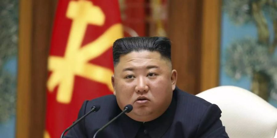 Nordkoreas Machthaber Kim Jong Un soll in kritischem Zustand sein. Foto: Uncredited/KCNA via KNS/AP/dpa