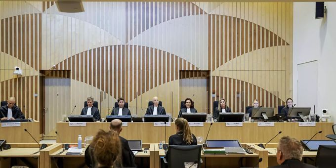 Richter Hendrik Steenhuis (4.v.l), Vorsitzender der Gerichtsverhandlung im Fall des Absturzes von Flug MH17, eröffnet die dritte Sitzung. Foto: Robin Van Lonkhuijsen/ANP/AP Pool/dpa Richter Hendrik Steenhuis (4.v.l), Vorsitzender der Gerichtsverhandlung im Fall des Absturzes von Flug MH17, eröffnet die dritte Sitzung. Foto: Robin Van Lonkhuijsen/ANP/AP Pool/dpa