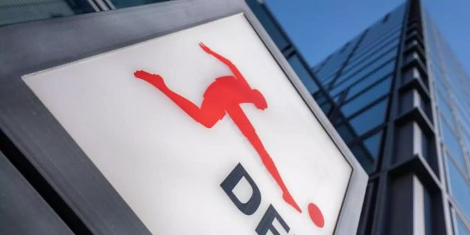 Die DFL empfiehlt den 36 Proficlubs in der 1. und 2. Liga von eigenen Verlautbarungen zu den Ergebnissen der Coronavirus-Tests abzusehen. Foto: Frank Rumpenhorst/dpa Die DFL empfiehlt den 36 Proficlubs in der 1. und 2. Liga von eigenen Verlautbarungen zu den Ergebnissen der Coronavirus-Tests abzusehen. Foto: Frank Rumpenhorst/dpa