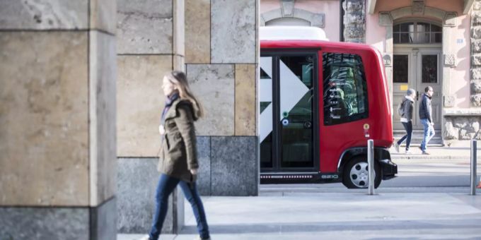 Im Strassenverkehr - Zuger Roboterbus fühlt sich nicht richtig wohl
