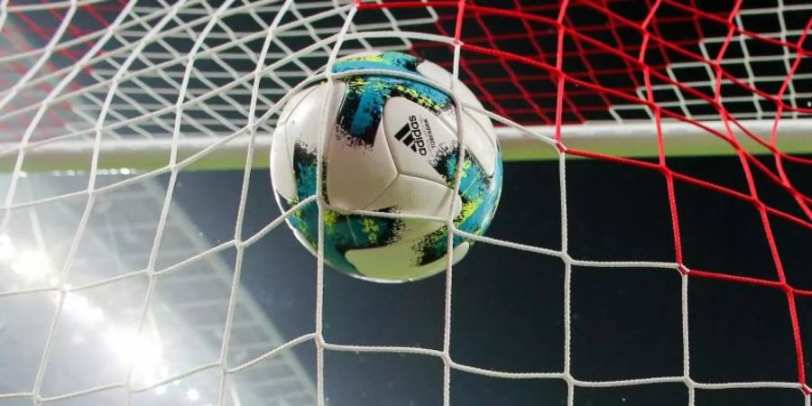 Die Fan-Interessensgemeinschaft «Unsere Kurve» macht sich für frei-empfangbare Fernsehübertragungen von möglichen Profi-Fussballspielen ohne Stadionzuschauer stark. Foto: Jan Woitas/dpa-Zentralbild/dpa