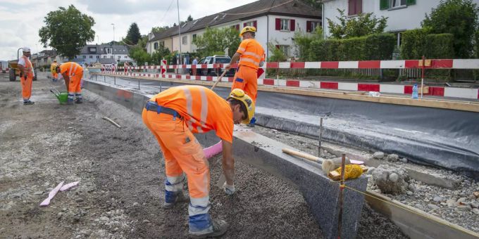 Bauarbeiter bei der Arbeit der Limmattalbahn.