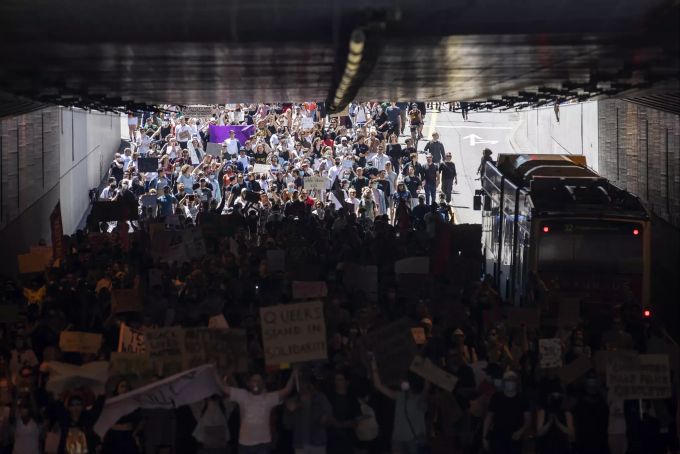 Demonstranten halten bei einem Protest Plakate und ein Banner hoch. Der Protest richtet sich gegen den gewaltsamen Tod des Afroamerikaners Floyd in den USA durch einen weissen Polizisten in Minneapolis. Foto: Alexandra Wey George Floyd - Zürich