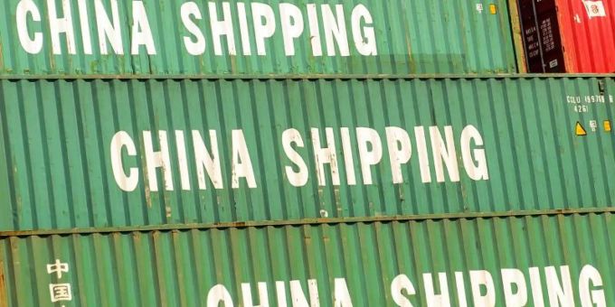 Container mit der Aufschrift «China Shipping», stehen im Hafen von Shanghai. Foto: Ole Spata/dpa Container mit der Aufschrift «China Shipping», stehen im Hafen von Shanghai. Foto: Ole Spata/dpa