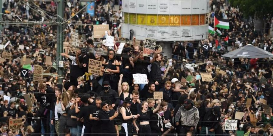 Rund 15.000 Menschen demonstrierten auf dem Alexanderplatz in Berlin. Foto: Britta Pedersen/dpa-Zentralbild/dpa