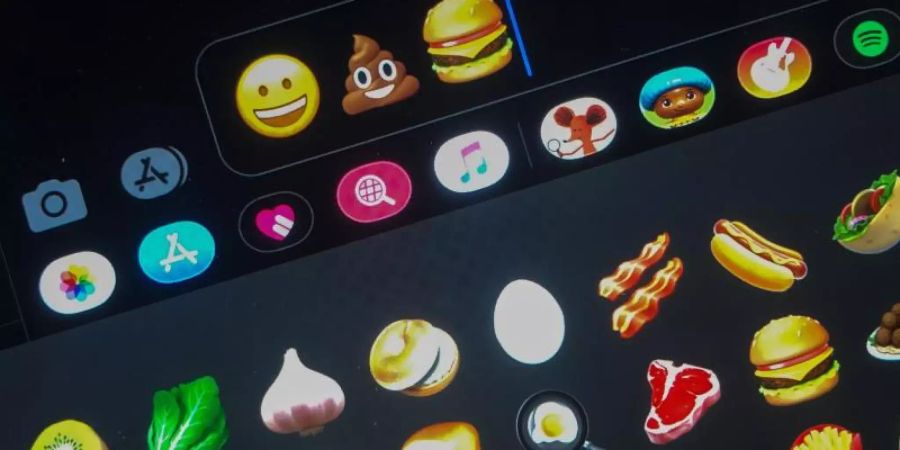 Eine Form der Kommunikation: Emojis. Foto: Jörg Carstensen/dpa