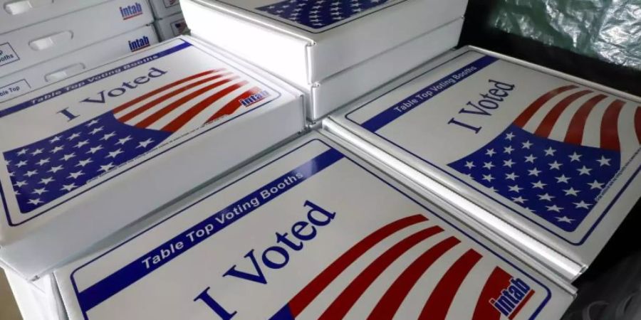 Klappbare Wahlkabinen für die US-Vorwahlen in Pennsylvania. Foto: Gene J. Puskar/AP/dpa