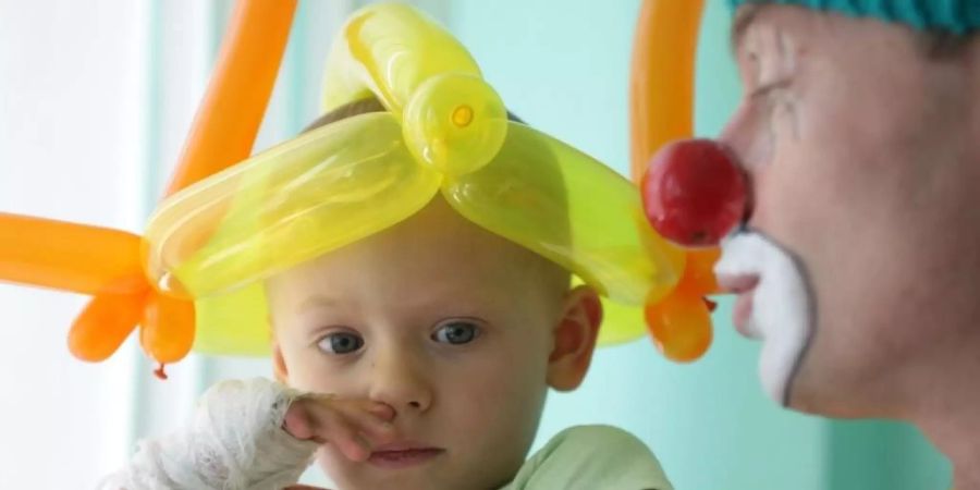 Das Medulloblastom, häufigste Hirntumorart bei Kindern, ist besonders perfide, weil es beim Wiederauftauchen fast nicht mehr behandelbar ist. Österreichische Forscher haben nun den Mechanismus entschlüsselt, welcher den Krebs wieder erstarken lässt und hoffen auf neue Therapieansätze. (Archivbild)