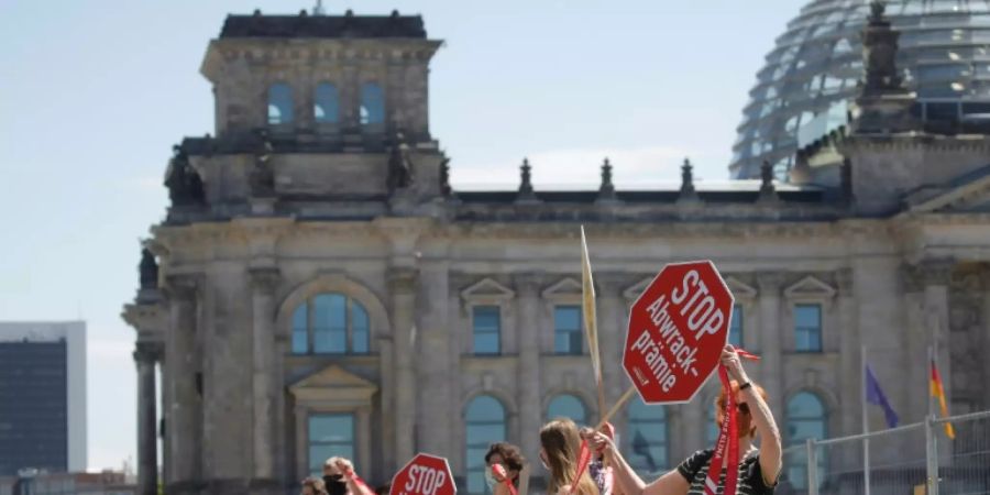 Menschenkette gegen die Autoprämie in Berlin