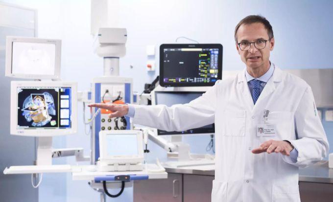 Andreas Raabe präsentiert die Geräte eines neuen Operationssaals (Archivbild). Derzeit werden in der Neurochirurgie wegen des Coronavirus nur zwei Drittel der Operationskapazität benötigt. Inselspital coronavirus Interview