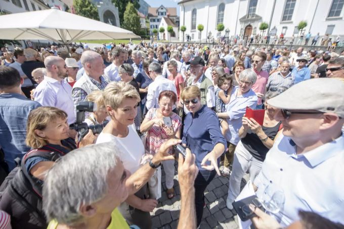 Die Bundesrätinnen Karin Keller-Sutter, links, und Viola Amherd, Mitte rechts, anlässlich des Apero mit der Bevölkerung des Kanton Nidwalden, während der Bundesratsreise in die Zentralschweiz, am Freitag, 5. Juli 2019, in Stans. Keller-Sutter Amherd Bundesratsreise