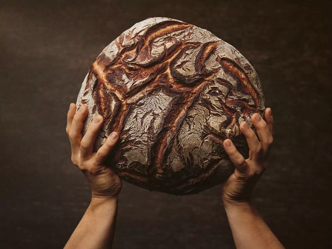 Teige für Roggenbrot müssen länger gemischt, dafür weniger lange geknetet werden. Ein Sauerteigbrot