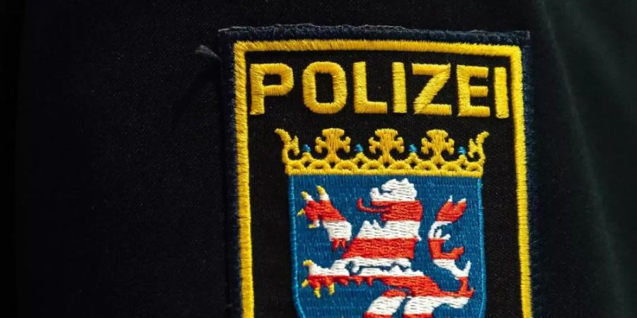 Ein Abzeichen der hessischen Polizei auf einer Uniform. Foto: Silas Stein/dpa