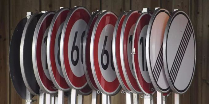 Geschwindigkeitsbegrenzungen und Aufhebungsschilder im Lager einer Autobahnmeisterei. Foto: Robert Michael/dpa-Zentralbild/dpa Geschwindigkeitsbegrenzungen und Aufhebungsschilder im Lager einer Autobahnmeisterei. Foto: Robert Michael/dpa-Zentralbild/dpa
