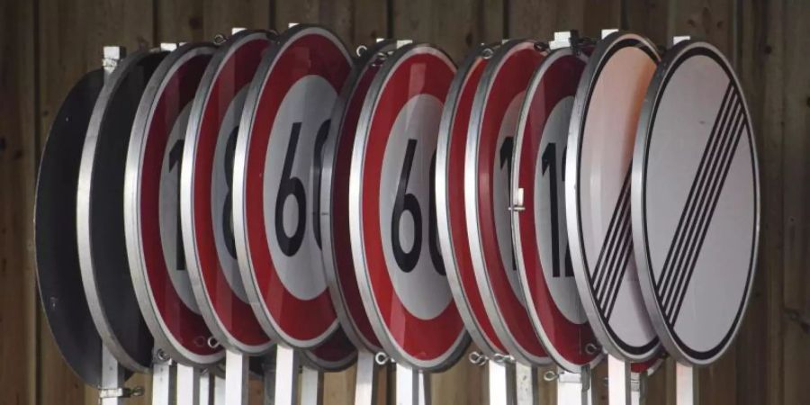 Geschwindigkeitsbegrenzungen und Aufhebungsschilder im Lager einer Autobahnmeisterei. Foto: Robert Michael/dpa-Zentralbild/dpa