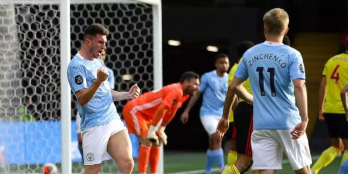 Aymeric Laporte (l) von Manchester City feiert den vierten Treffer seiner Mannschaft gegen Watford. Foto: Richard Heathcote/Nmc Pool/PA Wire/dpa Manchester City
