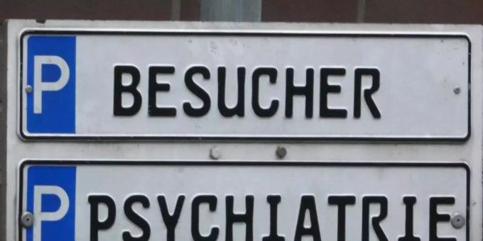 Parkplätze vor einer Psychiatrie. Immer mehr Menschen in der Schweiz sind nicht Besucher in der Psychiatrie, sondern werden zwangseingewiesen. Psychiatrie