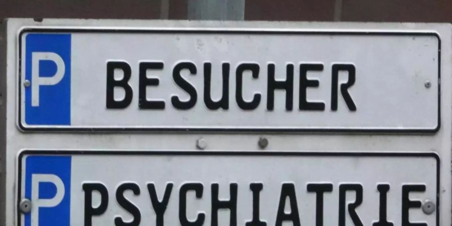 Parkplätze vor einer Psychiatrie. Immer mehr Menschen in der Schweiz sind nicht Besucher in der Psychiatrie, sondern werden zwangseingewiesen.