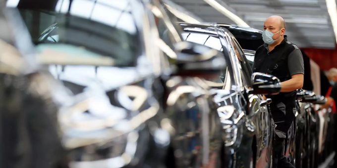 Sollen - zumindest in der ihrer Produktion - CO2-neutral werden: Die Autos von Daimler. (Archivbild) Sollen - zumindest in der ihrer Produktion - CO2-neutral werden: Die Autos von Daimler. (Archivbild)