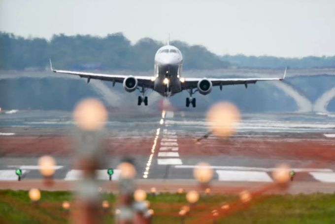 Ein Flugzeug von American Airlines hebt ab. american airline