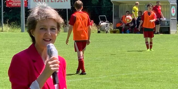 Bundespräsidentin Simonetta Sommaruga bedankt sich beim Spiel des FC Sternenberg für den Einsatz im Breitensport. Sommaruga