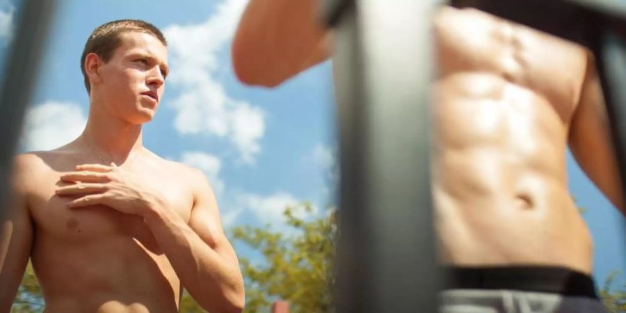 Frankie (Harris Dickinson, l) in einer Szene des Films «Beach Rats» (undatierte Filmszene). Foto: -/Salzgeber/rbb /dpa